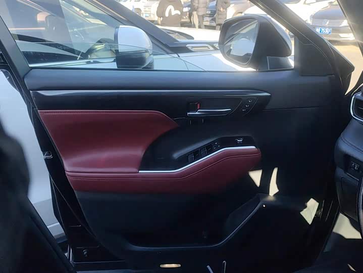 Фото 7 - Toyota Crown Kluger