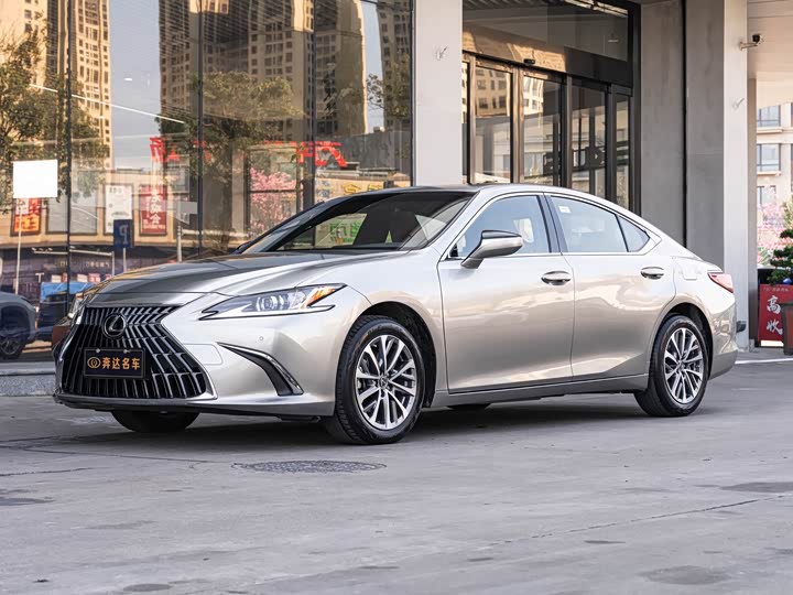 Фото 1 - Lexus ES