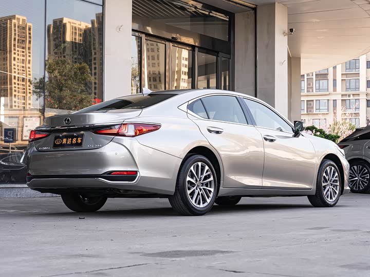 Фото 3 - Lexus ES