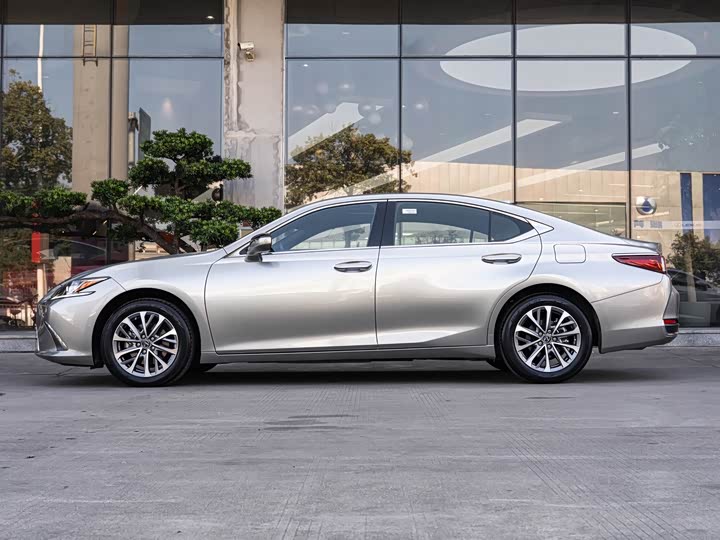 Фото 4 - Lexus ES