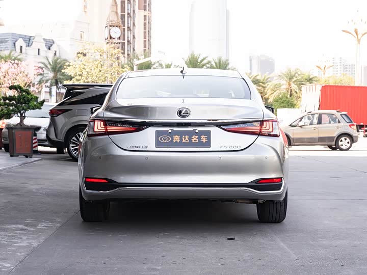 Фото 5 - Lexus ES