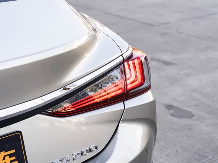 Фото 7 - Lexus ES