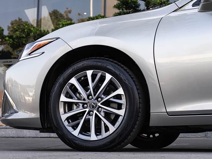 Фото 8 - Lexus ES