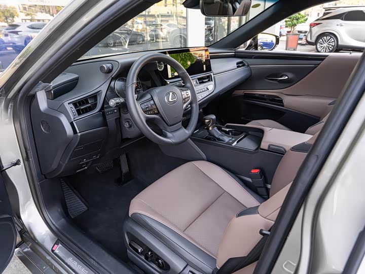 Фото 9 - Lexus ES