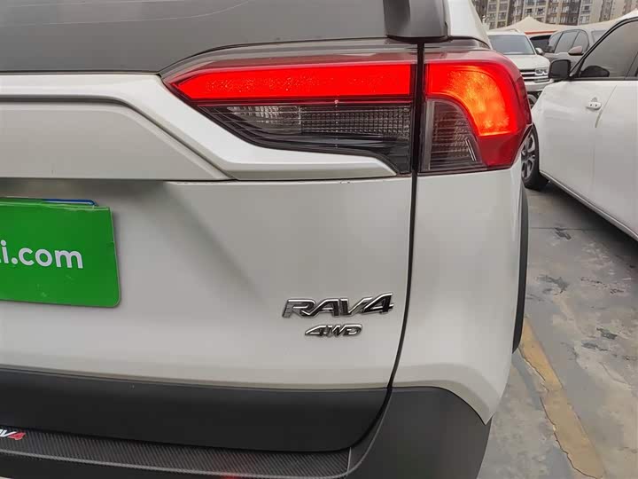 Фото 8 - Toyota RAV4