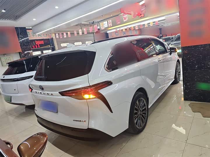 Фото 7 - Toyota Sienna