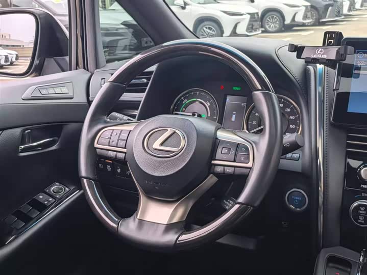 Фото 3 - Lexus LM