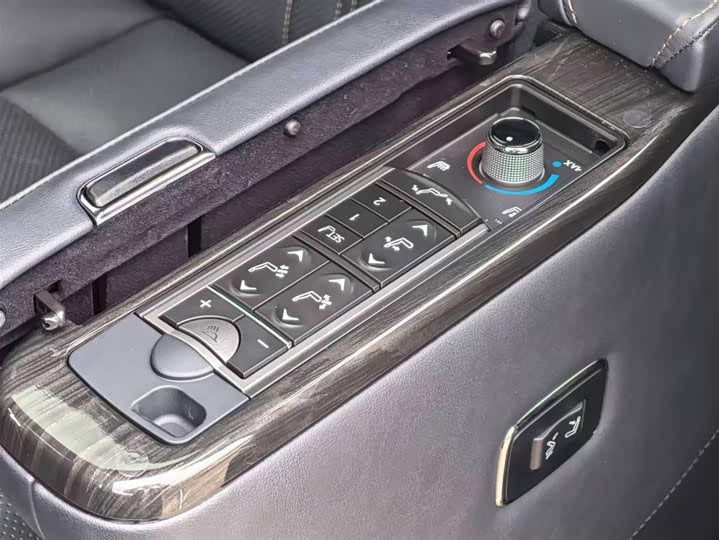 Фото 7 - Lexus LM