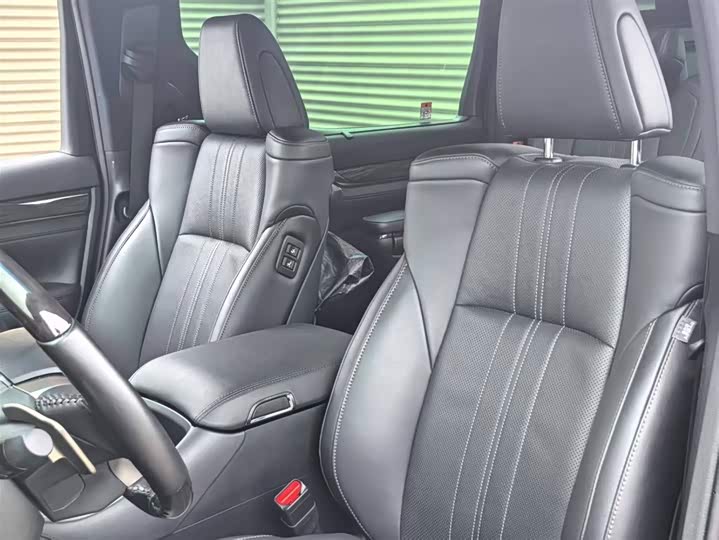 Фото 8 - Lexus LM