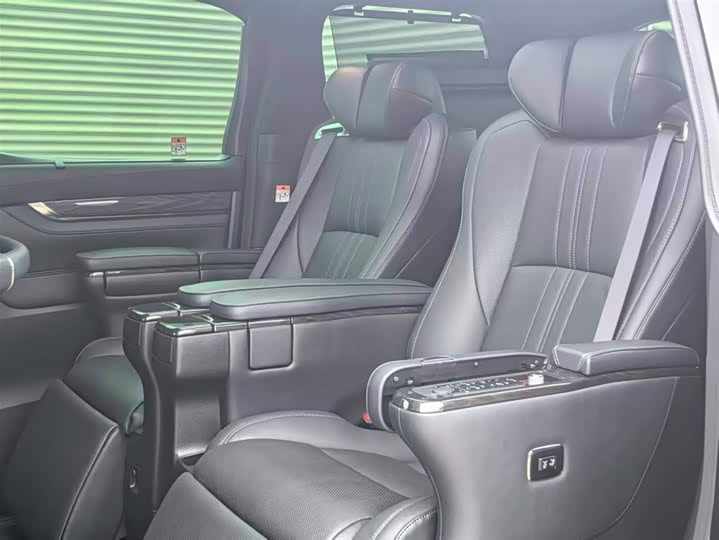 Фото 9 - Lexus LM