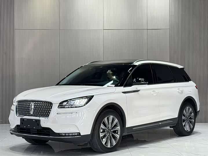 Фото 1 - Lincoln Corsair