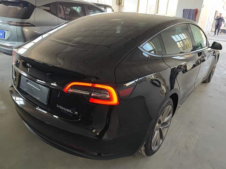 Фото 3 - Tesla Model 3