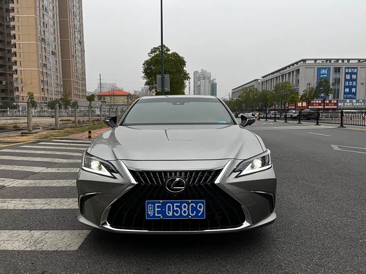 Фото 2 - Lexus ES