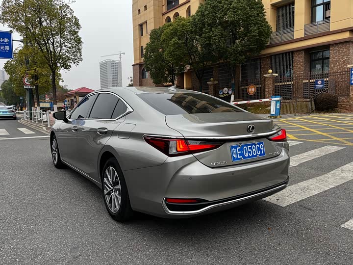 Фото 4 - Lexus ES