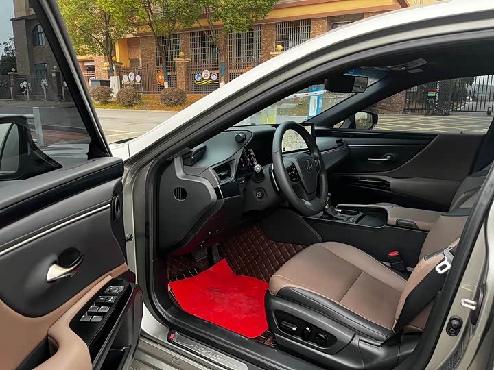 Фото 6 - Lexus ES