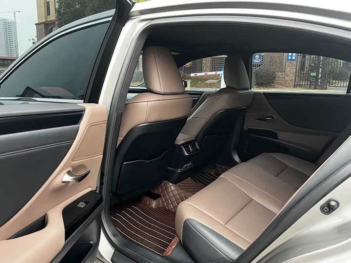 Фото 7 - Lexus ES