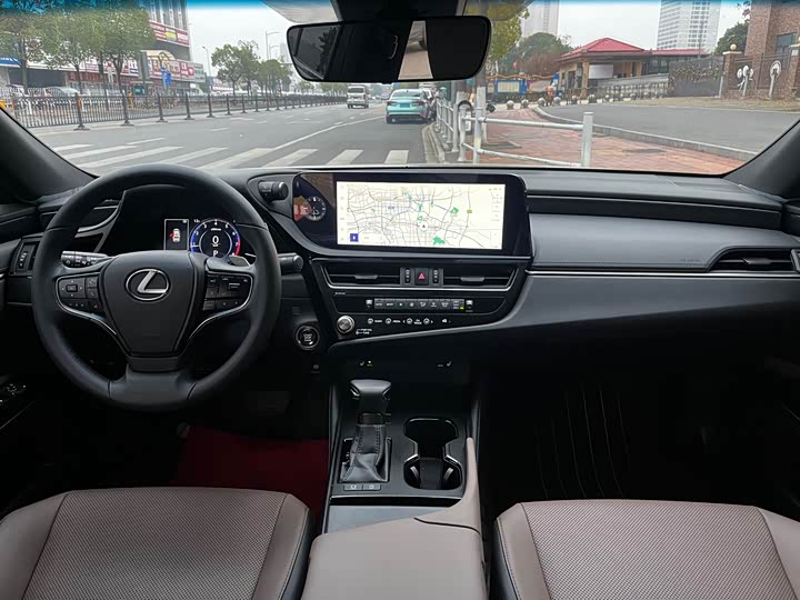 Фото 8 - Lexus ES