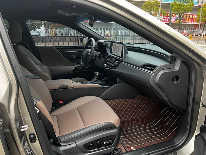 Фото 9 - Lexus ES