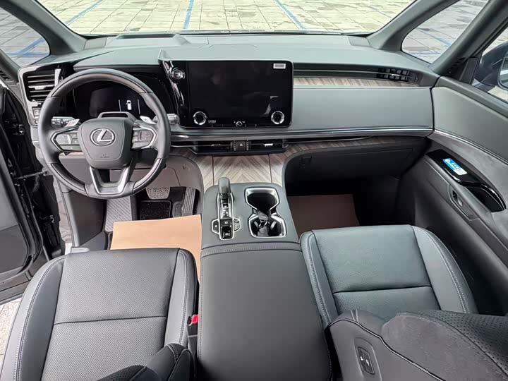 Фото 9 - Lexus LM