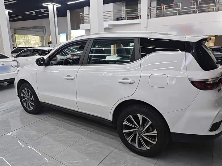 Фото 5 - Geely Vision X6