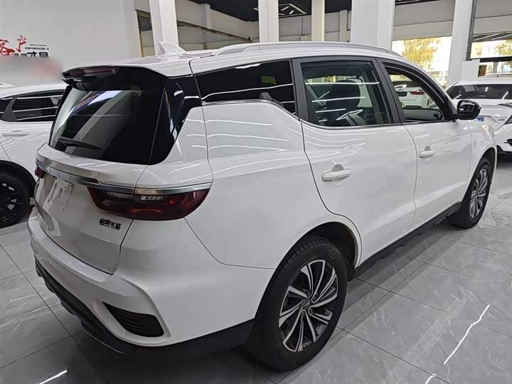 Фото 7 - Geely Vision X6