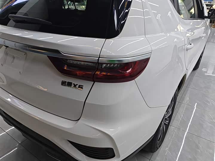 Фото 8 - Geely Vision X6