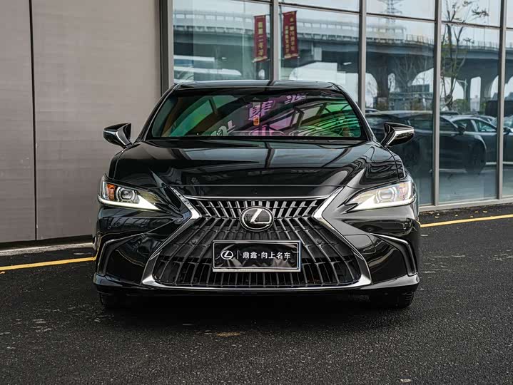 Фото 2 - Lexus ES