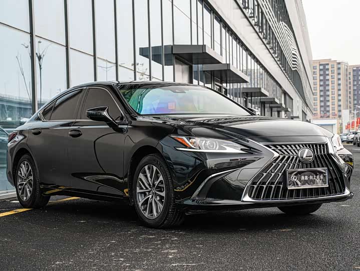 Фото 3 - Lexus ES