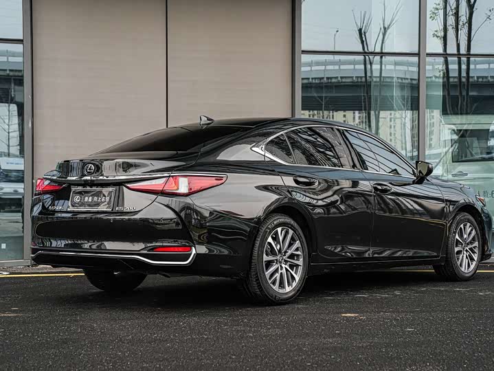 Фото 4 - Lexus ES