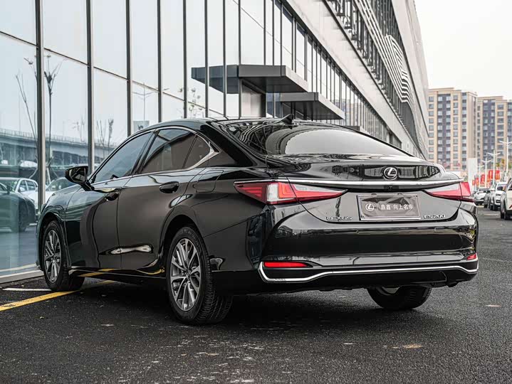 Фото 6 - Lexus ES