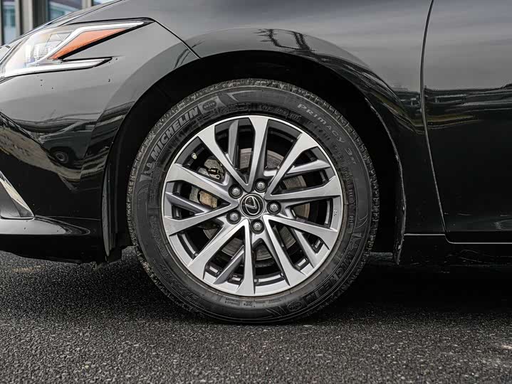 Фото 8 - Lexus ES