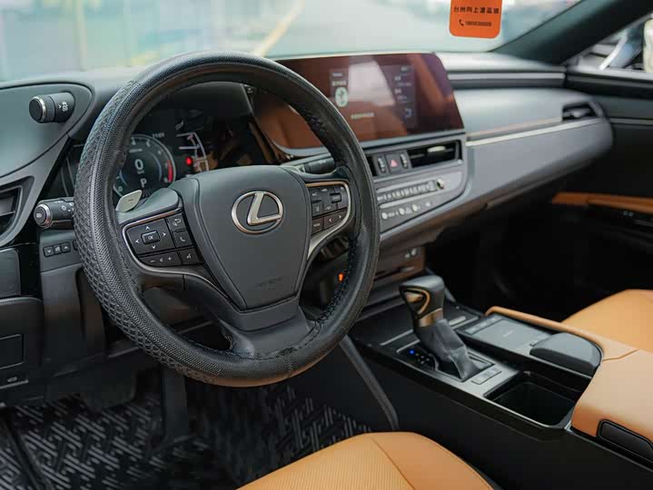 Фото 9 - Lexus ES