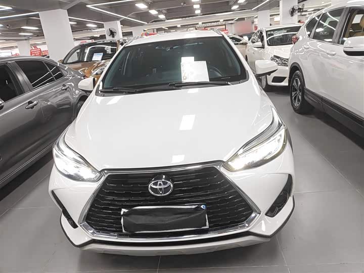 Фото 3 - Toyota Yaris L Hatchback