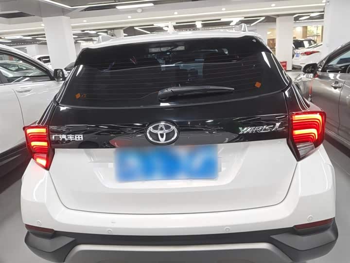 Фото 6 - Toyota Yaris L Hatchback