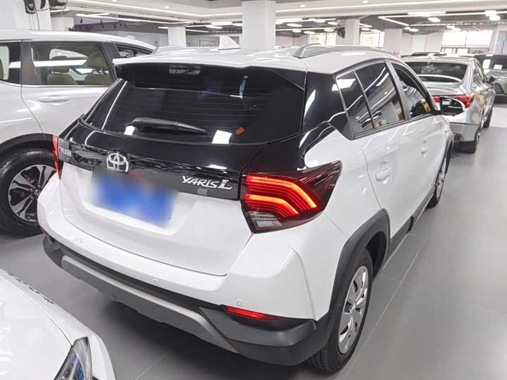 Фото 7 - Toyota Yaris L Hatchback