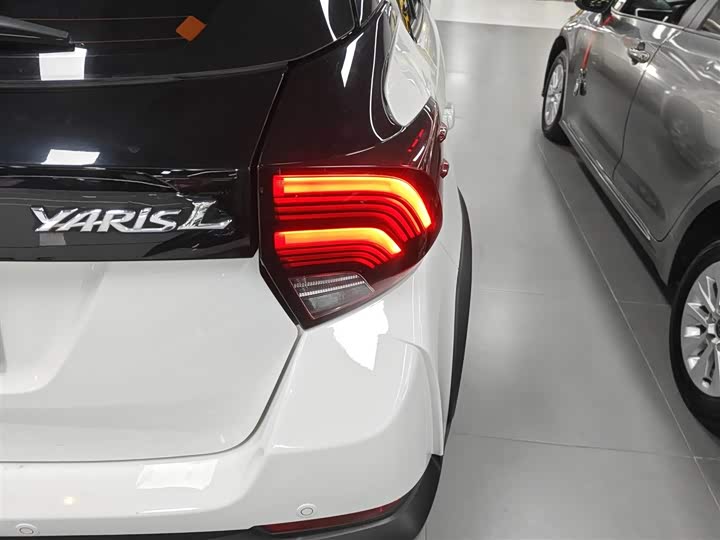 Фото 8 - Toyota Yaris L Hatchback