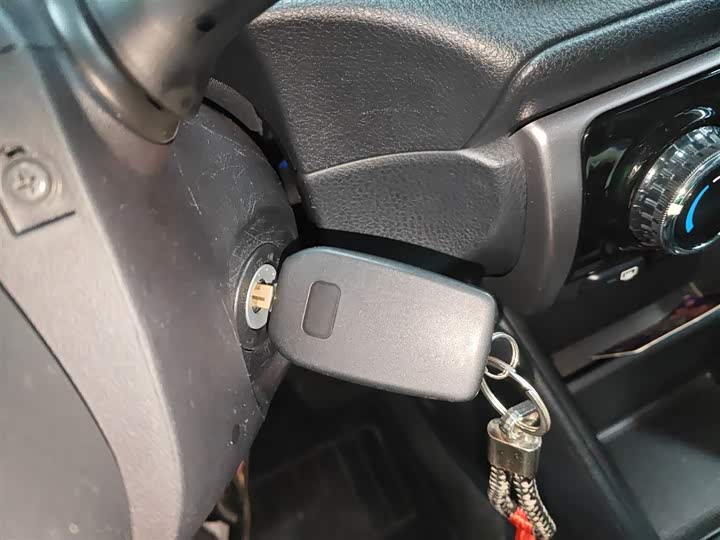 Фото 9 - Toyota Yaris L Hatchback