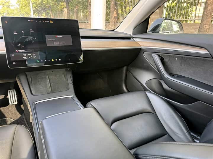 Фото 4 - Tesla Model 3