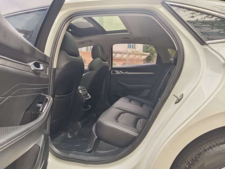 Фото 9 - Geely Preface