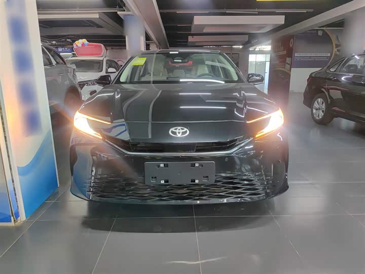 Фото 3 - Toyota Camry