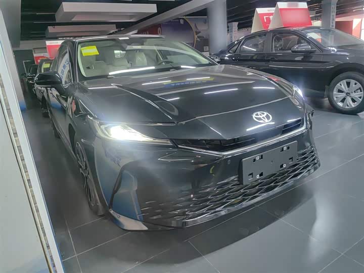 Фото 4 - Toyota Camry