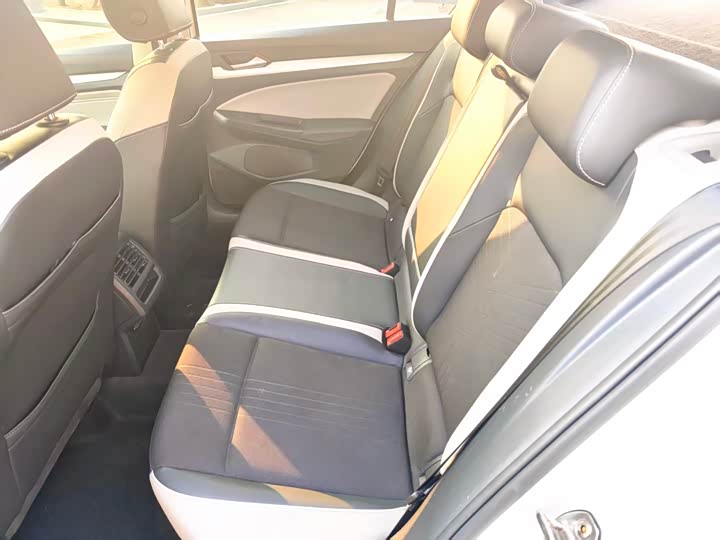 Фото 5 - Volkswagen Golf