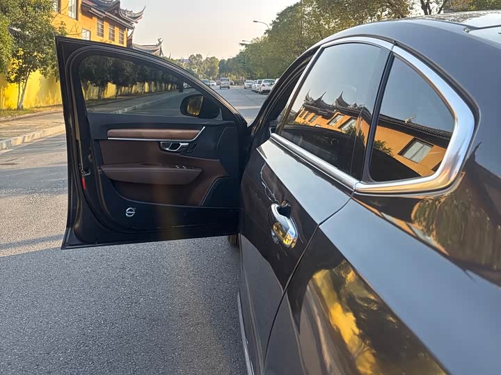 Фото 8 - Volvo S90