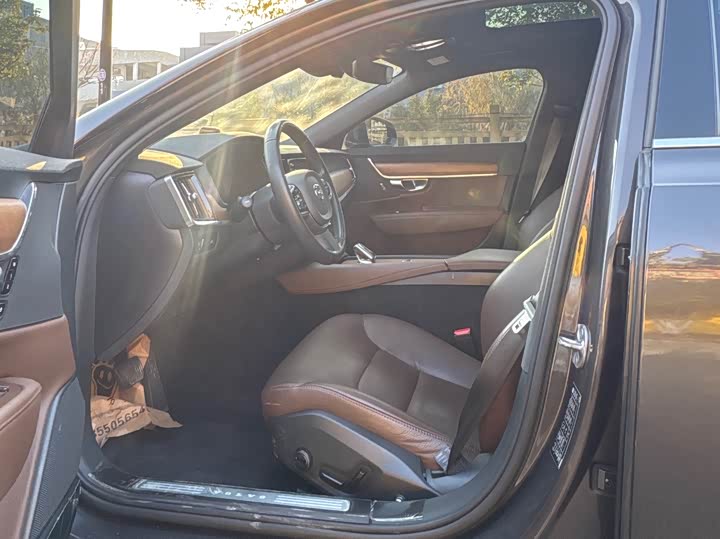 Фото 9 - Volvo S90