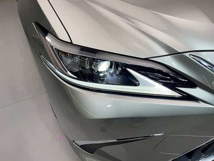 Фото 7 - Lexus ES