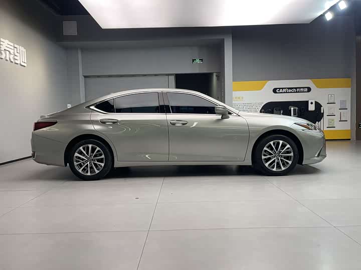 Фото 8 - Lexus ES