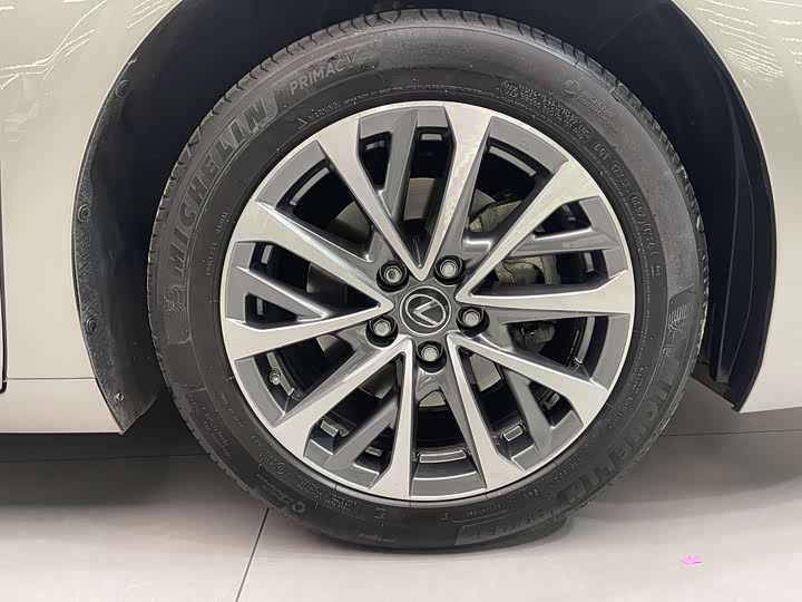 Фото 9 - Lexus ES