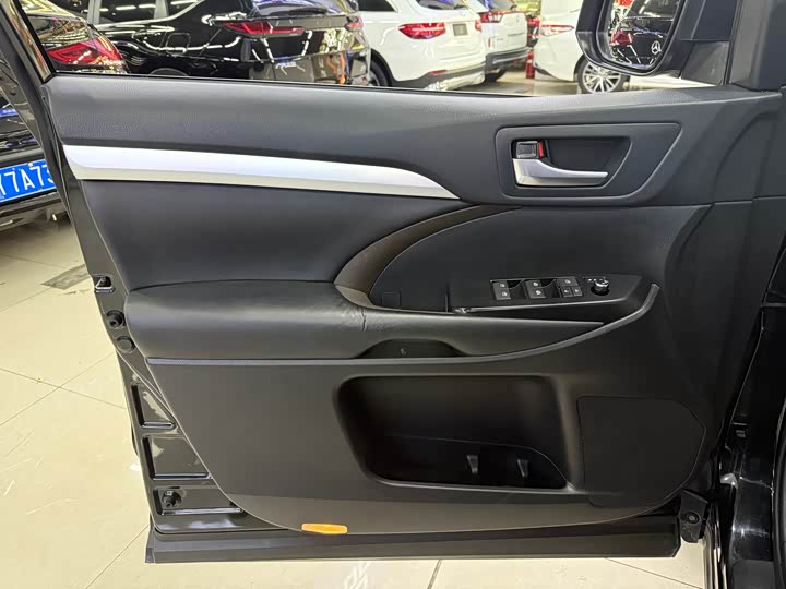 Фото 9 - Toyota Highlander