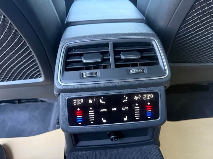 Фото 7 - Audi A6L