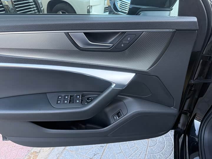 Фото 8 - Audi A6L